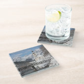 Kirche im Schnee mit den Alpen im Winter Glasuntersetzer (Schrägansicht)