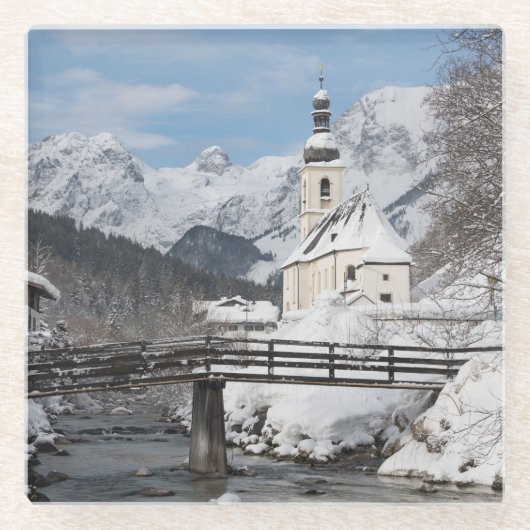 Kirche im Schnee mit den Alpen im Winter Glasuntersetzer (Vorderseite)