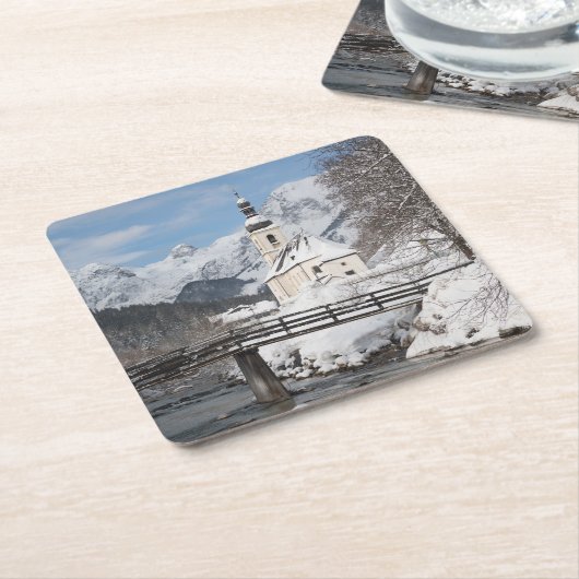 Kirche im Schnee mit den Alpen im Winter Rechteckiger Pappuntersetzer (angewinkelt)