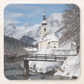 Kirche im Schnee mit den Alpen im Winter Rechteckiger Pappuntersetzer (Vorderseite)