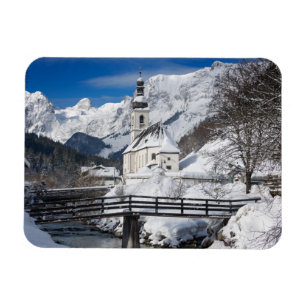 Kirche im Schnee mit den Alpen Magnet