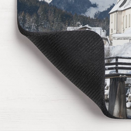 Kirche im Schnee mit den Alpen Mousepad (Ecke)