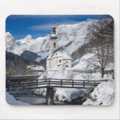 Kirche im Schnee mit den Alpen Mousepad (Vorne)