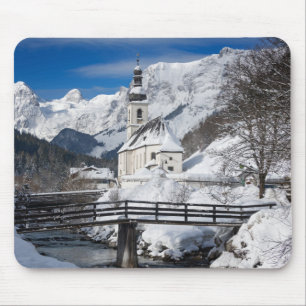 Kirche im Schnee mit den Alpen Mousepad