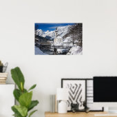 Kirche im Schnee mit den Alpen Poster (Heimbüro)