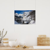 Kirche im Schnee mit den Alpen Poster (Küche)