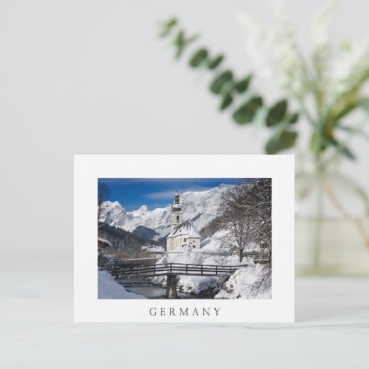 Kirche im Schnee mit den Alpen Postkarte (Stehend Vorderseite)