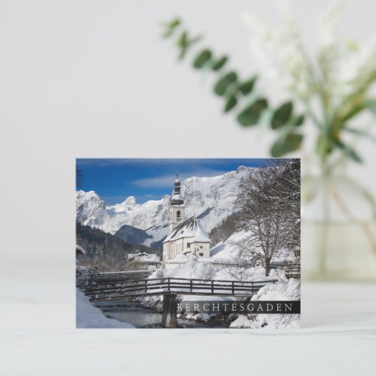 Kirche im Schnee mit den Alpen Postkarte (Stehend Vorderseite)