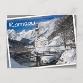 Kirche im Schnee mit den Alpen Postkarte (Vorderseite)