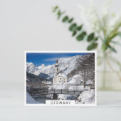 Kirche im Schnee mit den Alpen Postkarte (Stehend Vorderseite)