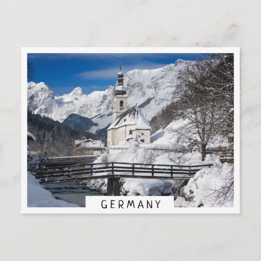 Kirche im Schnee mit den Alpen Postkarte (Vorderseite)