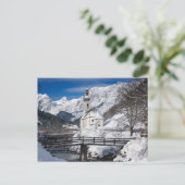 Kirche im Schnee mit den Alpen Postkarte (Stehend Vorderseite)