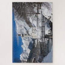 Kirche im Schnee mit den Alpen