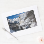 Kirche im Schnee mit den Alpen Rechteckiger Aufkleber (Umschlag)
