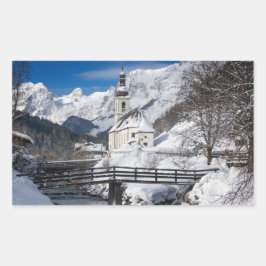 Kirche im Schnee mit den Alpen Rechteckiger Aufkleber