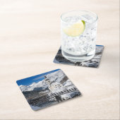 Kirche im Schnee mit den Alpen Rechteckiger Pappuntersetzer (Vor Ort)