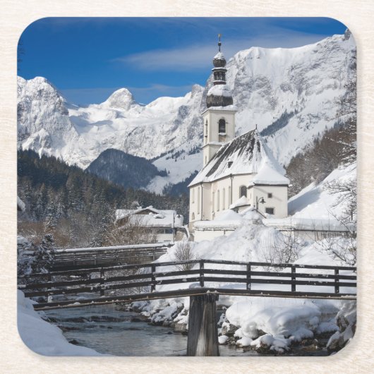 Kirche im Schnee mit den Alpen Rechteckiger Pappuntersetzer (Vorderseite)