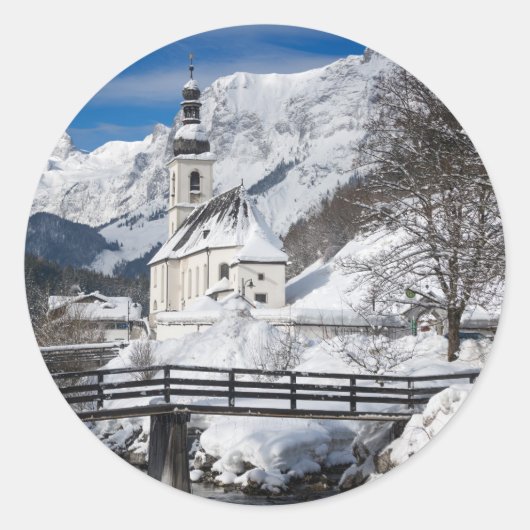 Kirche im Schnee mit den Alpen Runder Aufkleber (Vorderseite)
