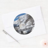 Kirche im Schnee mit den Alpen Runder Aufkleber (Umschlag)