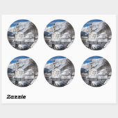 Kirche im Schnee mit den Alpen Runder Aufkleber (Blatt)