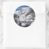 Kirche im Schnee mit den Alpen Runder Aufkleber (Tasche)