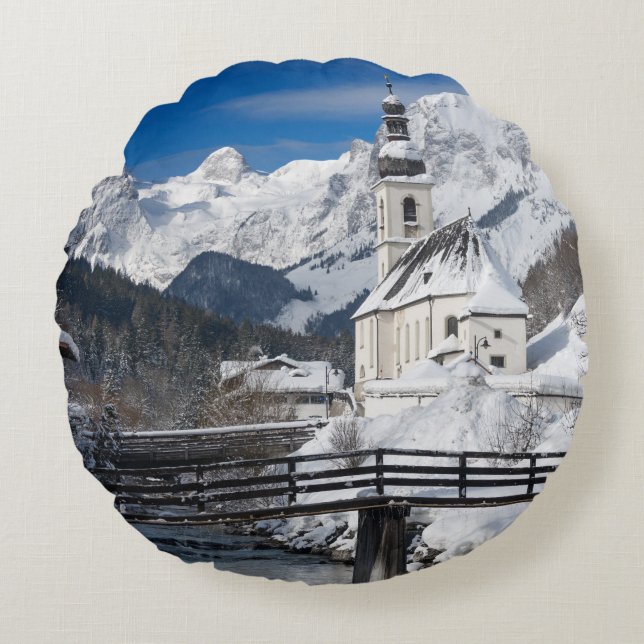 Kirche im Schnee mit den Alpen Rundes Kissen (Vorderseite)