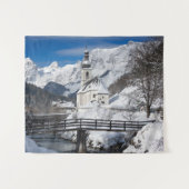 Kirche im Schnee mit den Alpen Wandteppich (Vorderseite (Horizontal))
