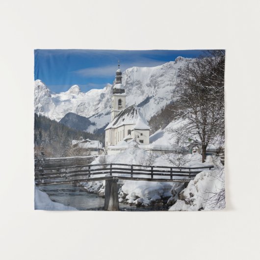 Kirche im Schnee mit den Alpen Wandteppich (Vorderseite (Horizontal))