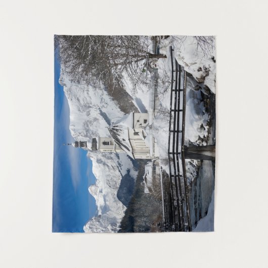 Kirche im Schnee mit den Alpen Wandteppich (Vorderseite)