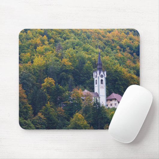 Kirche in einem Fallwald in Slowenien Mousepad (Mit Mouse)