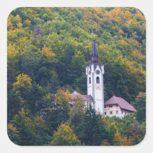 Kirche in einem Fallwald in Slowenien Quadratischer Aufkleber
