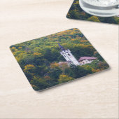 Kirche in einem Fallwald in Slowenien Rechteckiger Pappuntersetzer (angewinkelt)