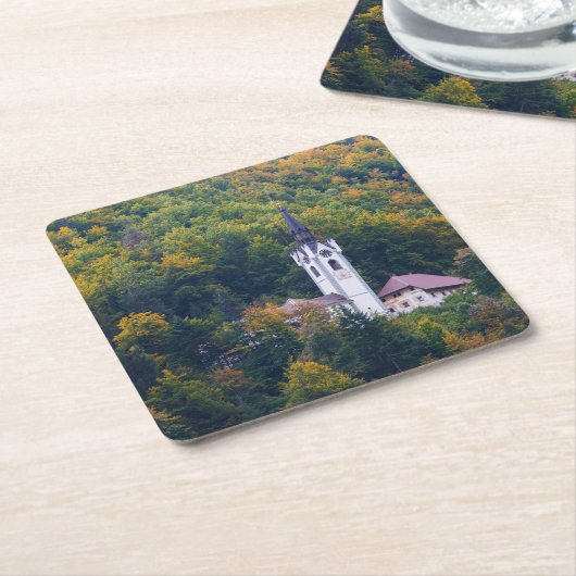 Kirche in einem Fallwald in Slowenien Rechteckiger Pappuntersetzer (angewinkelt)
