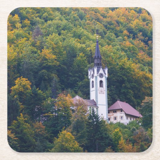 Kirche in einem Fallwald in Slowenien Rechteckiger Pappuntersetzer (Vorderseite)