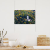 Kirche in einem Regenwald in Slowenien Poster (Küche)