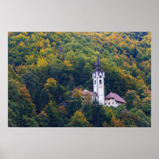 Kirche in einem Regenwald in Slowenien Poster (Vorne)