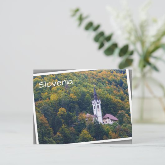 Kirche in einem Regenwald in Slowenien Postkarte (Stehend Vorderseite)