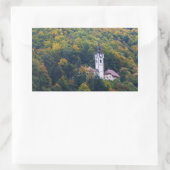 Kirche in einem Regenwald in Slowenien Rechteckiger Aufkleber (Tasche)