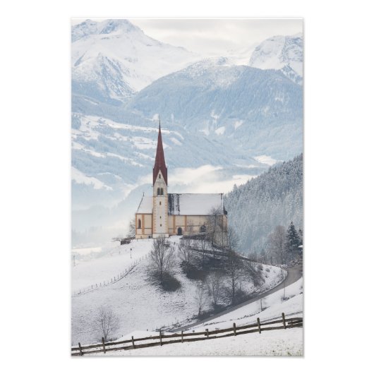 Kirche in einer alpinen Winterlandschaft Fotodruck (Vorne)