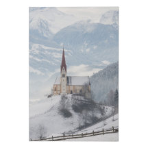 Kirche in einer alpinen Winterlandschaft