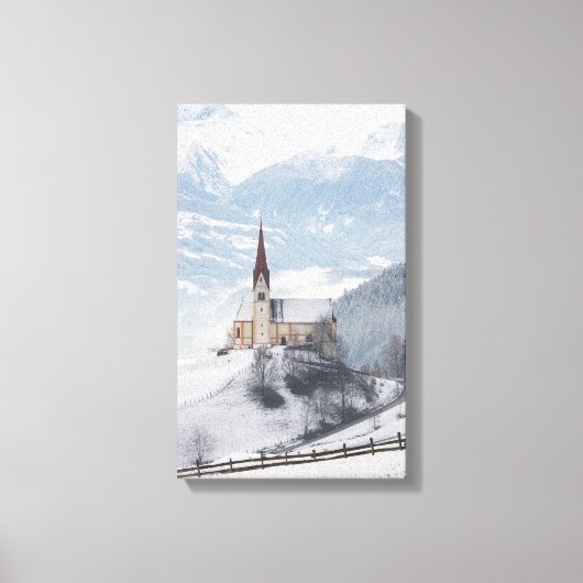 Kirche in einer alpinen Winterlandschaft Leinwanddruck (Vorderseite)