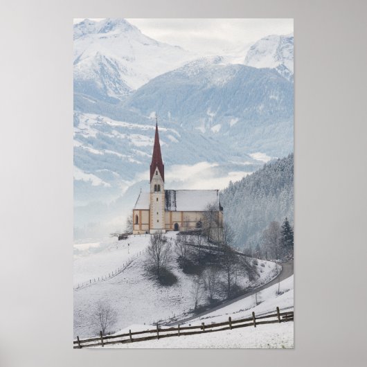 Kirche in einer alpinen Winterlandschaft Poster (Vorne)