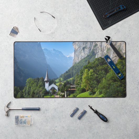 Kirche in Lauterbrunnen, Schweiz Schreibtischunterlage (Arbeitsplatz)