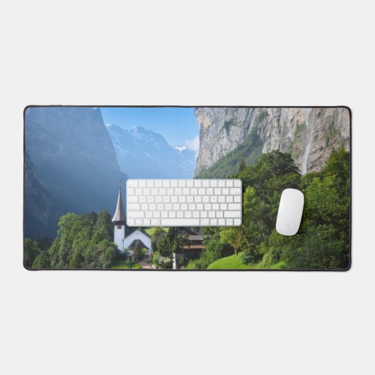 Kirche in Lauterbrunnen, Schweiz Schreibtischunterlage (Tastatur & Maus)