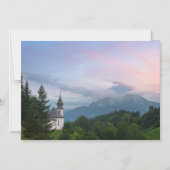 Kirche mit den Alpen bei Sonnenuntergang Magneteinladung (Vorderseite)