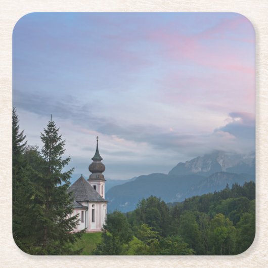 Kirche mit den Alpen bei Sonnenuntergang Rechteckiger Pappuntersetzer (Vorderseite)
