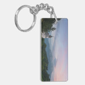 Kirche mit den Alpen bei Sonnenuntergang Schlüsselanhänger (Vorderseite links)