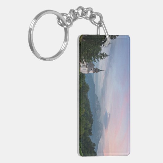 Kirche mit den Alpen bei Sonnenuntergang Schlüsselanhänger (Vorderseite links)