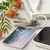 Kirche mit den Alpen bei Sonnenuntergang Schlüsselanhänger (Vorderseite rechts)