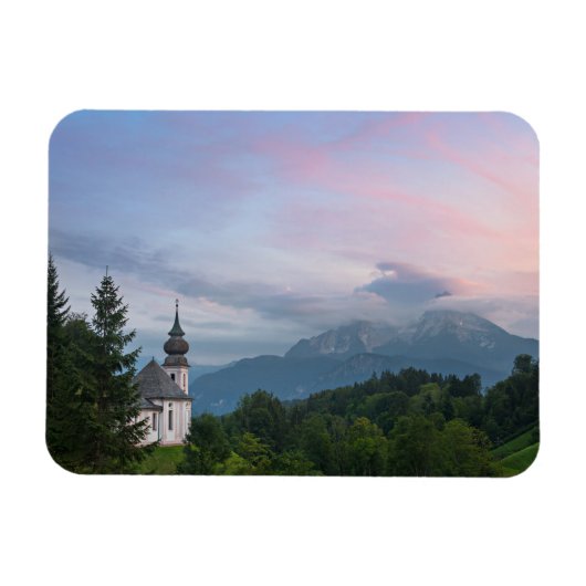 Kirche mit den Alpen Berge bei Sonnenuntergang Magnet (Horizontal)